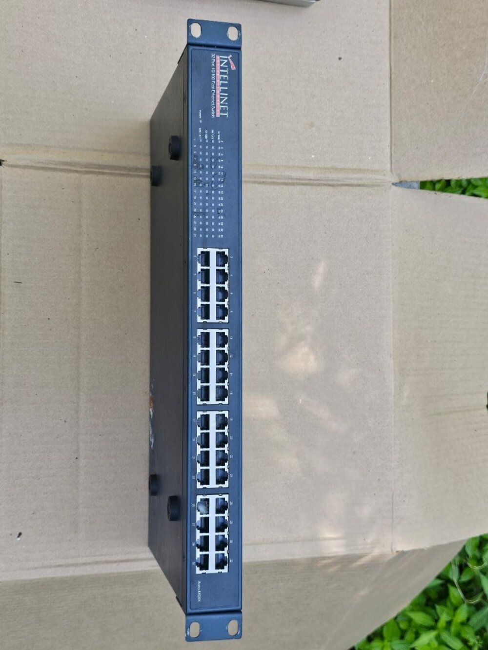 INTELLINET 32-Port Fast Ethernet Switch (Model 520423)